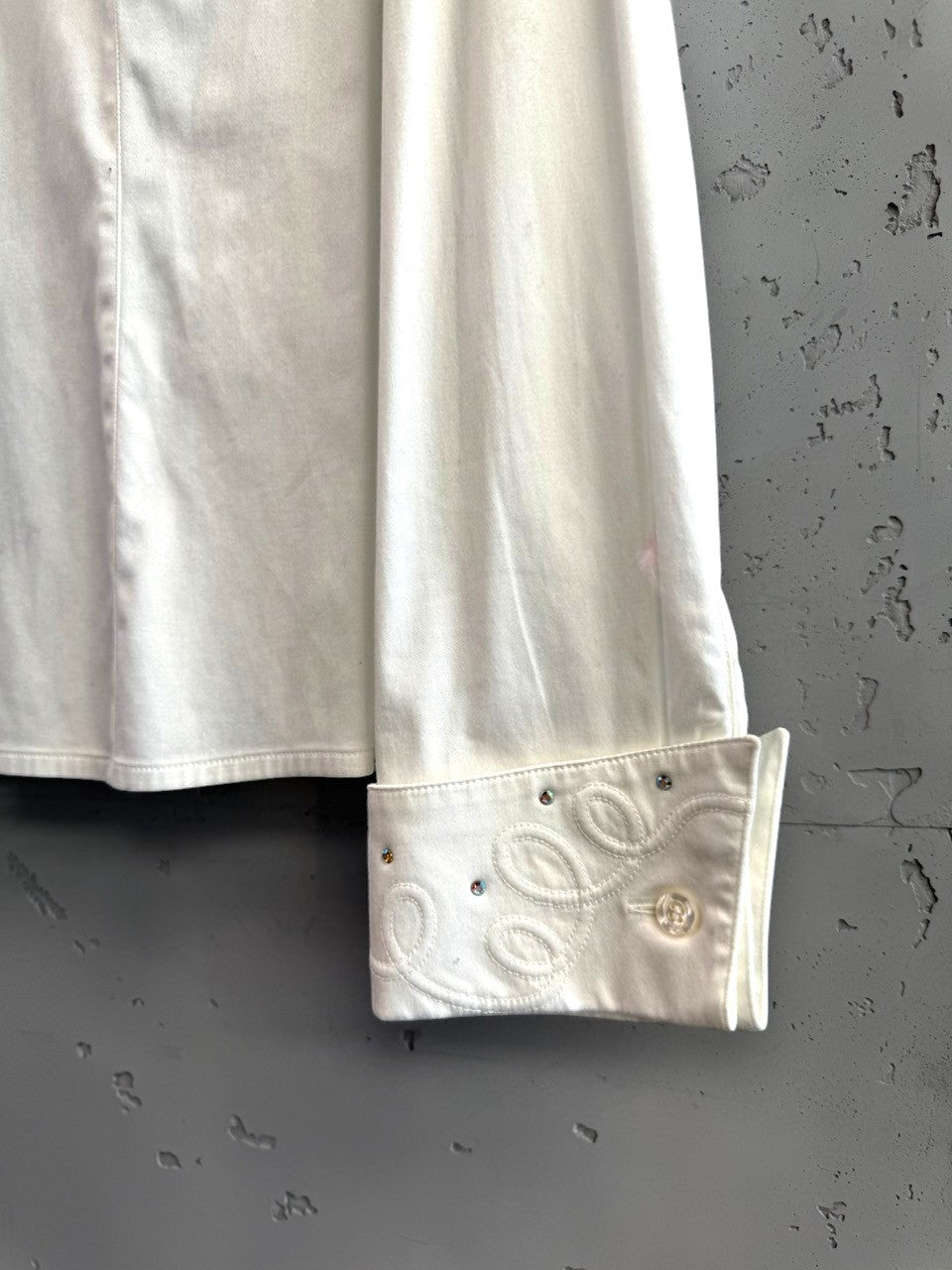 BERLIN VINTAGE CORNER white long sleeve button-up shirt with embroidered cuffs and rhinestone accents.