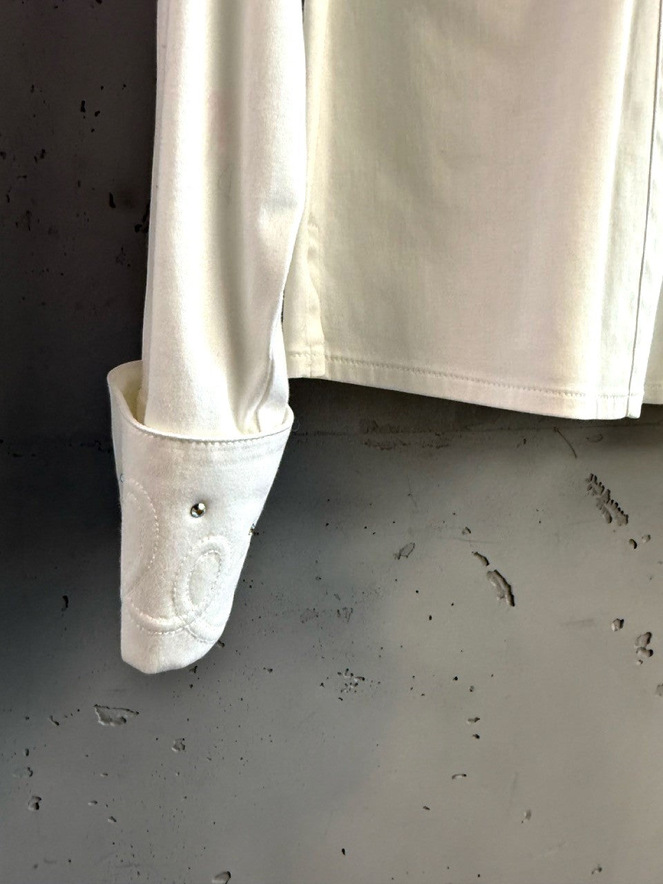 BERLIN VINTAGE CORNER white long sleeve button-up shirt with embroidered cuffs and rhinestone accents.