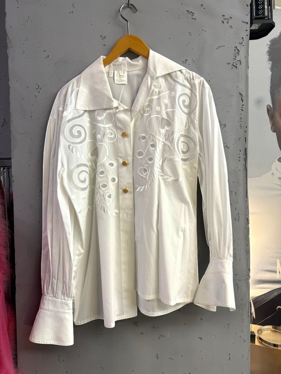 BERLIN VINTAGE CORNER white cotton blend button-up blouse with tonal embroidery and gold buttons.