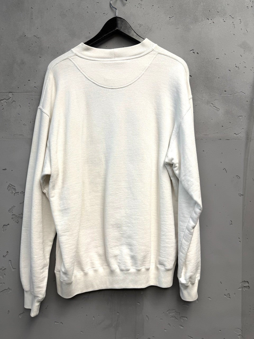 BERLIN VINTAGE CORNER white crewneck sweatshirt with Sport Ice Marathon graphic print and American flag detail.