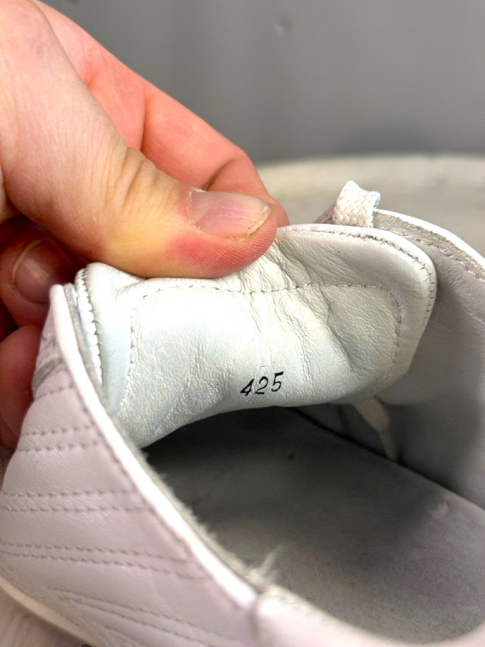 BERLIN VINTAGE CORNER white leather low top sneakers with stitched details and size 425 inside.