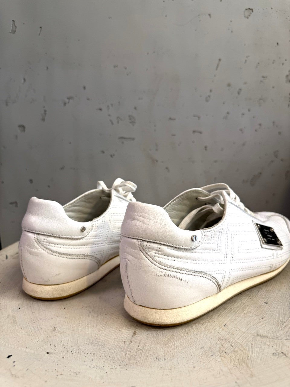 BERLIN VINTAGE CORNER white leather low top sneakers with lace-up closure and metal accent.