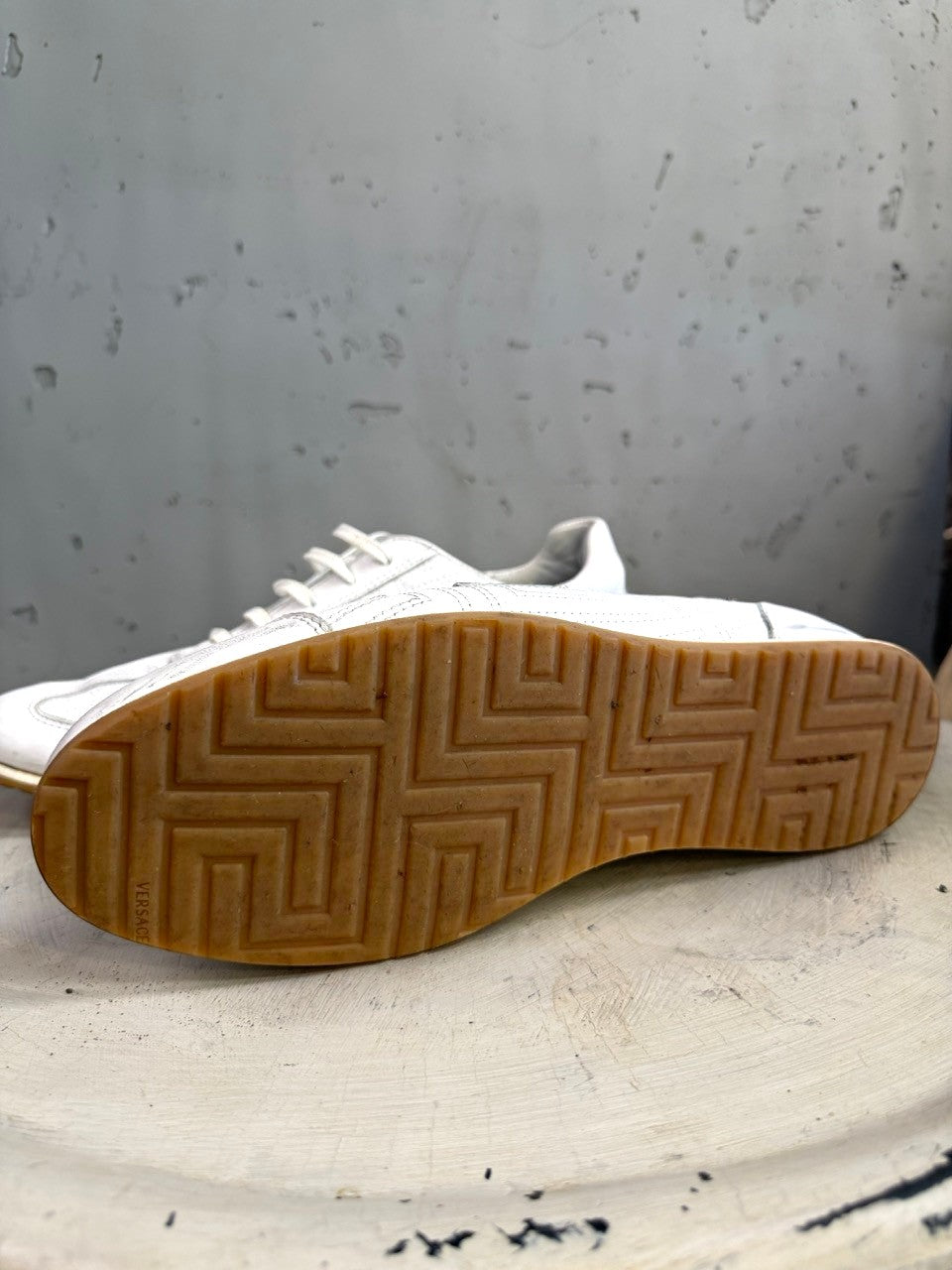 BERLIN VINTAGE CORNER white leather low top sneakers with lace-up closure and patterned sole.