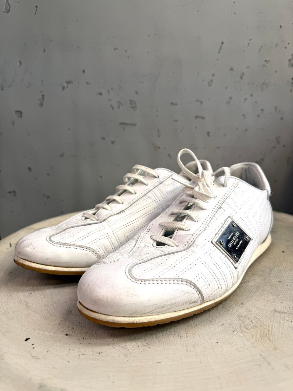 BERLIN VINTAGE CORNER white leather low top sneakers with lace-up closure and metal accent.