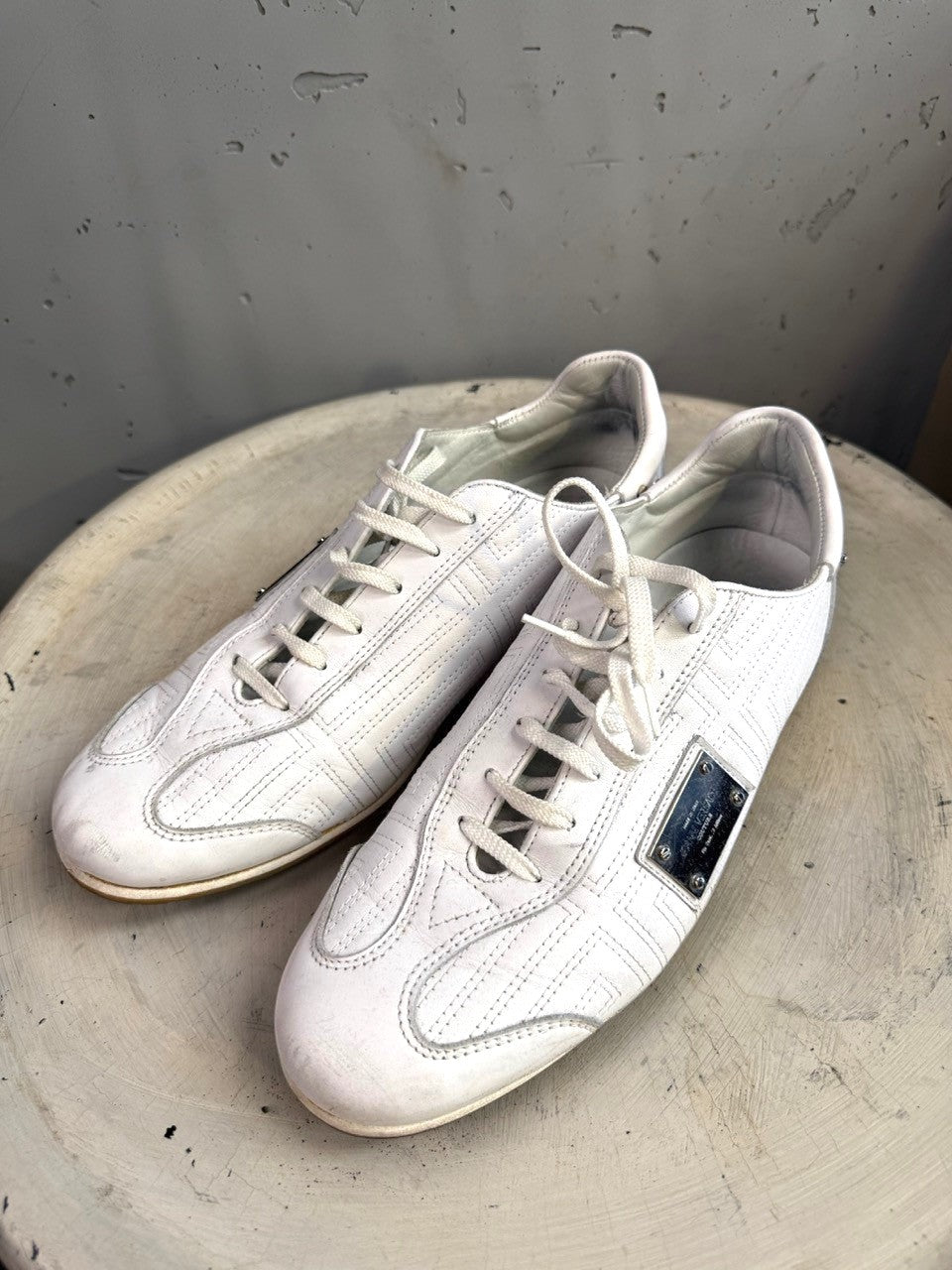 BERLIN VINTAGE CORNER white leather low top sneakers with lace-up closure and metal accent.