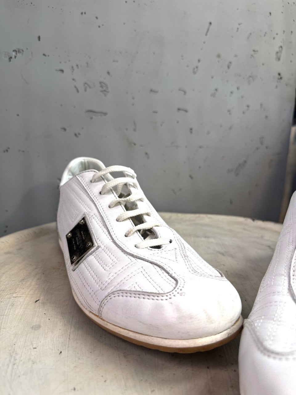BERLIN VINTAGE CORNER white leather low top sneakers with lace-up closure and metal accent.