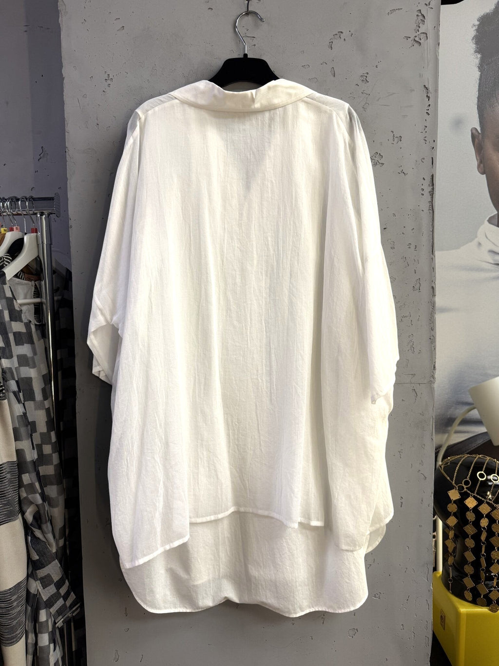 BERLIN VINTAGE CORNER white oversized cotton button down shirt with a relaxed drop-shoulder fit and layered hem