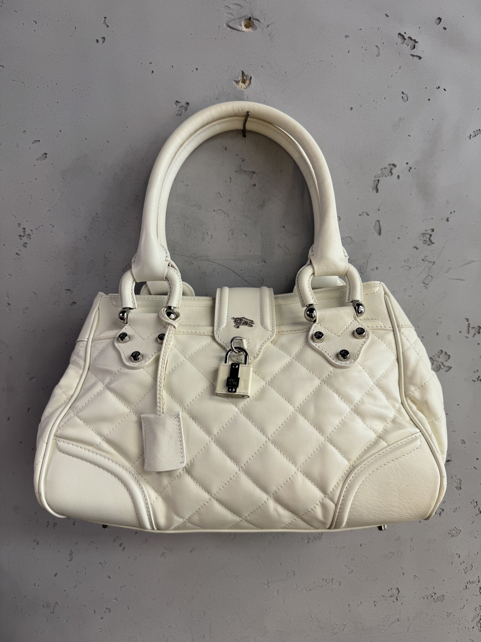 BERLIN VINTAGE CORNER white quilted leather Burberry handbag with silver-tone hardware, lock detail, and top handles.
