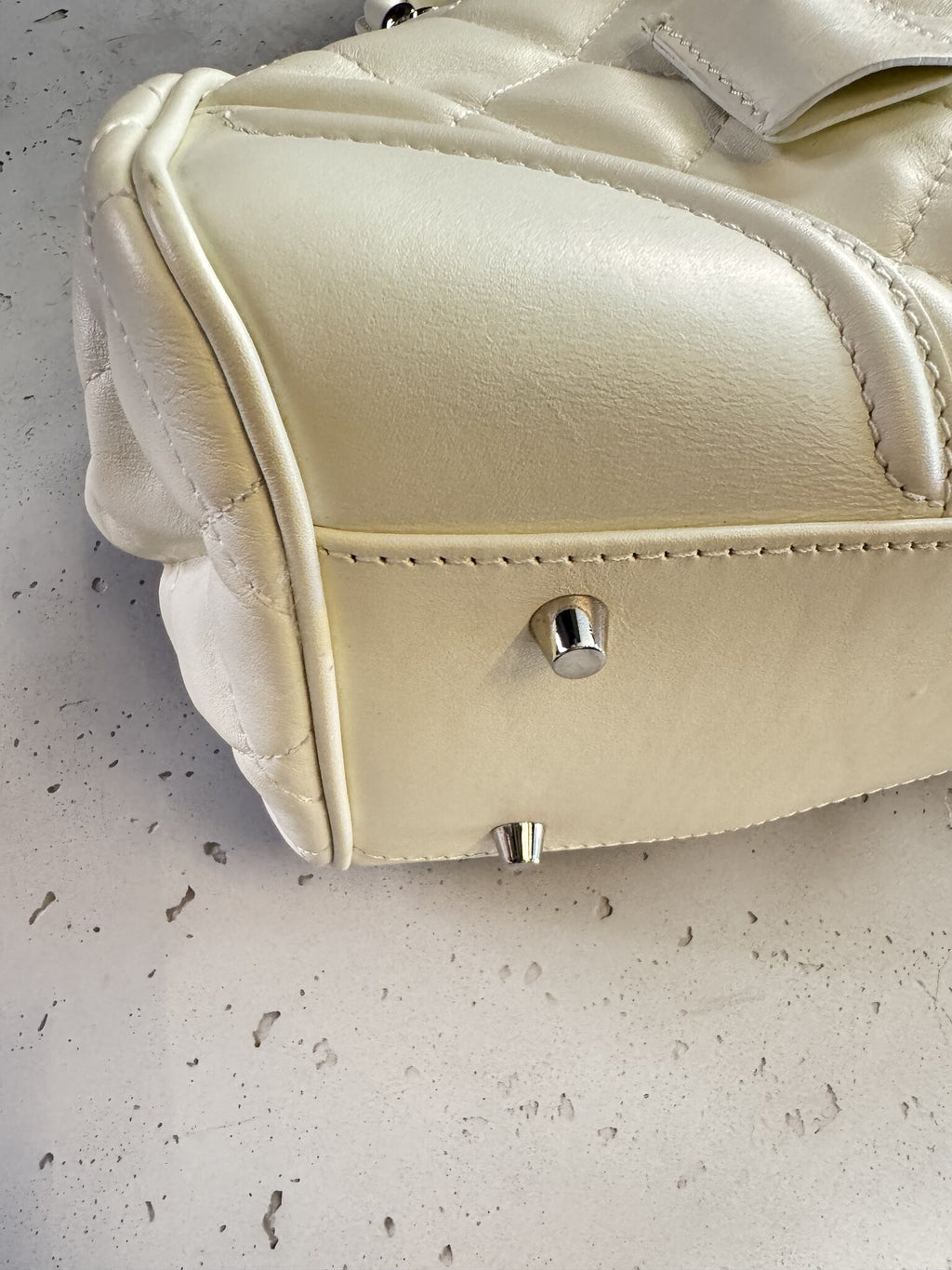 BERLIN VINTAGE CORNER white quilted leather Burberry handbag base with protective silver-tone metal feet