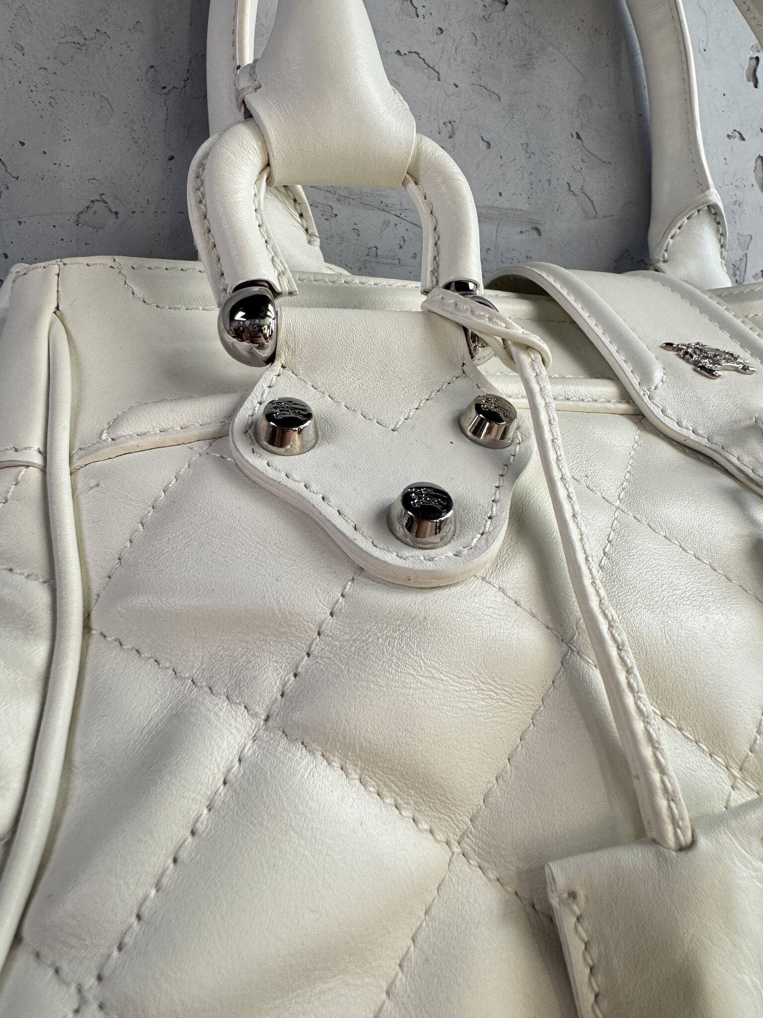 BERLIN VINTAGE CORNER white quilted leather Burberry handbag with silver-tone hardware and signature stud details.