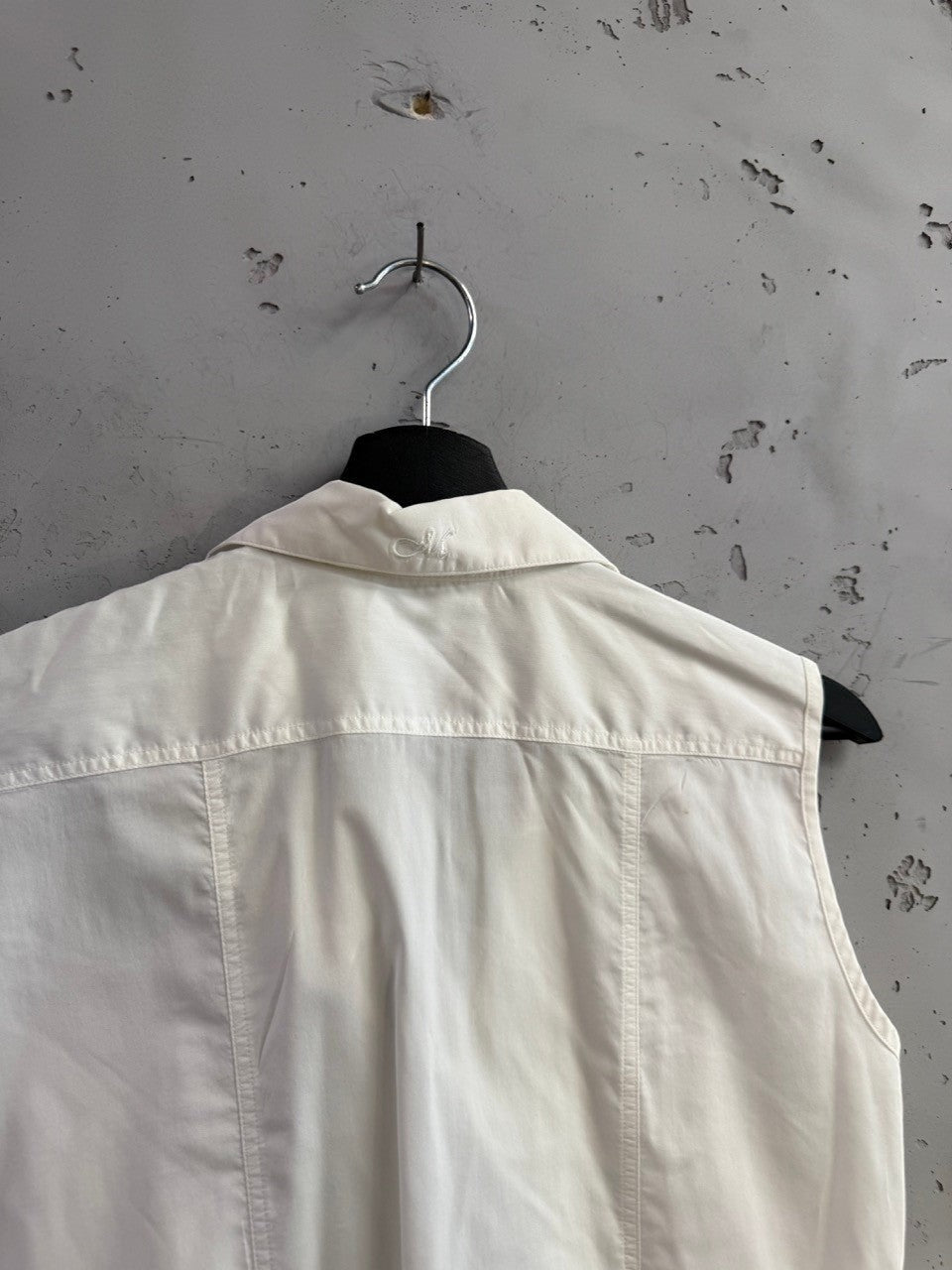BERLIN VINTAGE CORNER white sleeveless golf shirt with a structured collar and embroidered logo on the back neck.