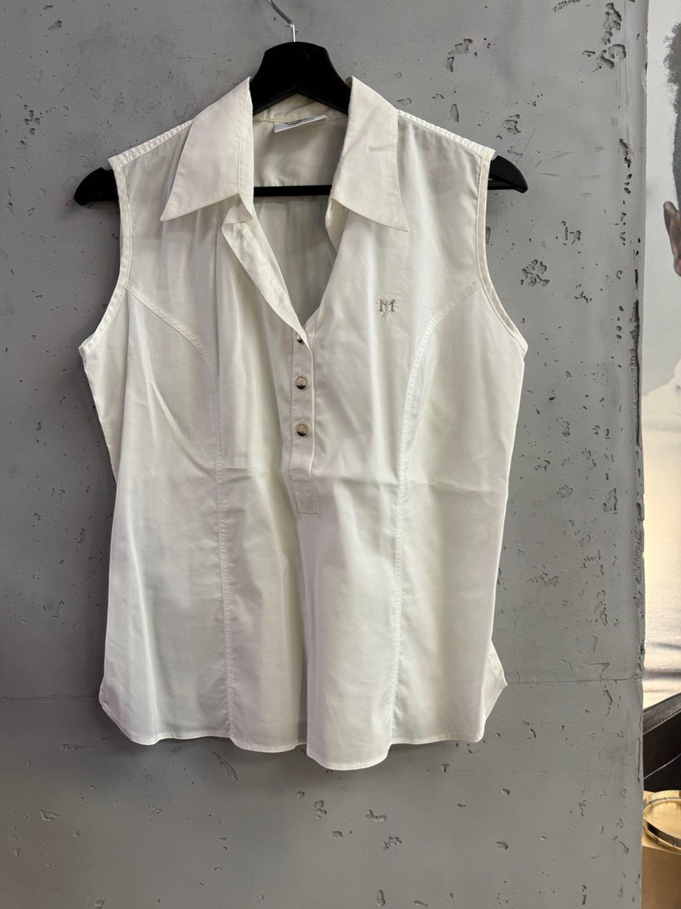 BERLIN VINTAGE CORNER white sleeveless golf shirt with a structured collar, button placket, and embroidered logo.