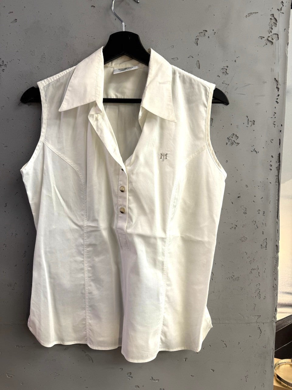 BERLIN VINTAGE CORNER white sleeveless golf shirt with a structured collar, button placket, and embroidered logo.