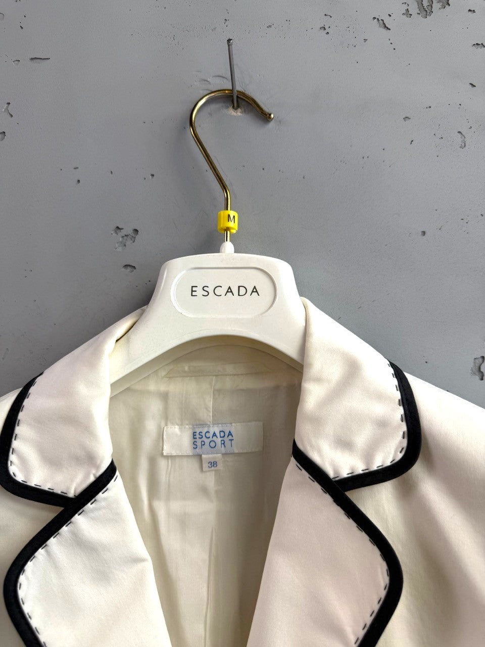 BERLIN VINTAGE CORNER white sport blazer with black piping and notched lapel. Lightweight fabric, single-breasted with two buttons.