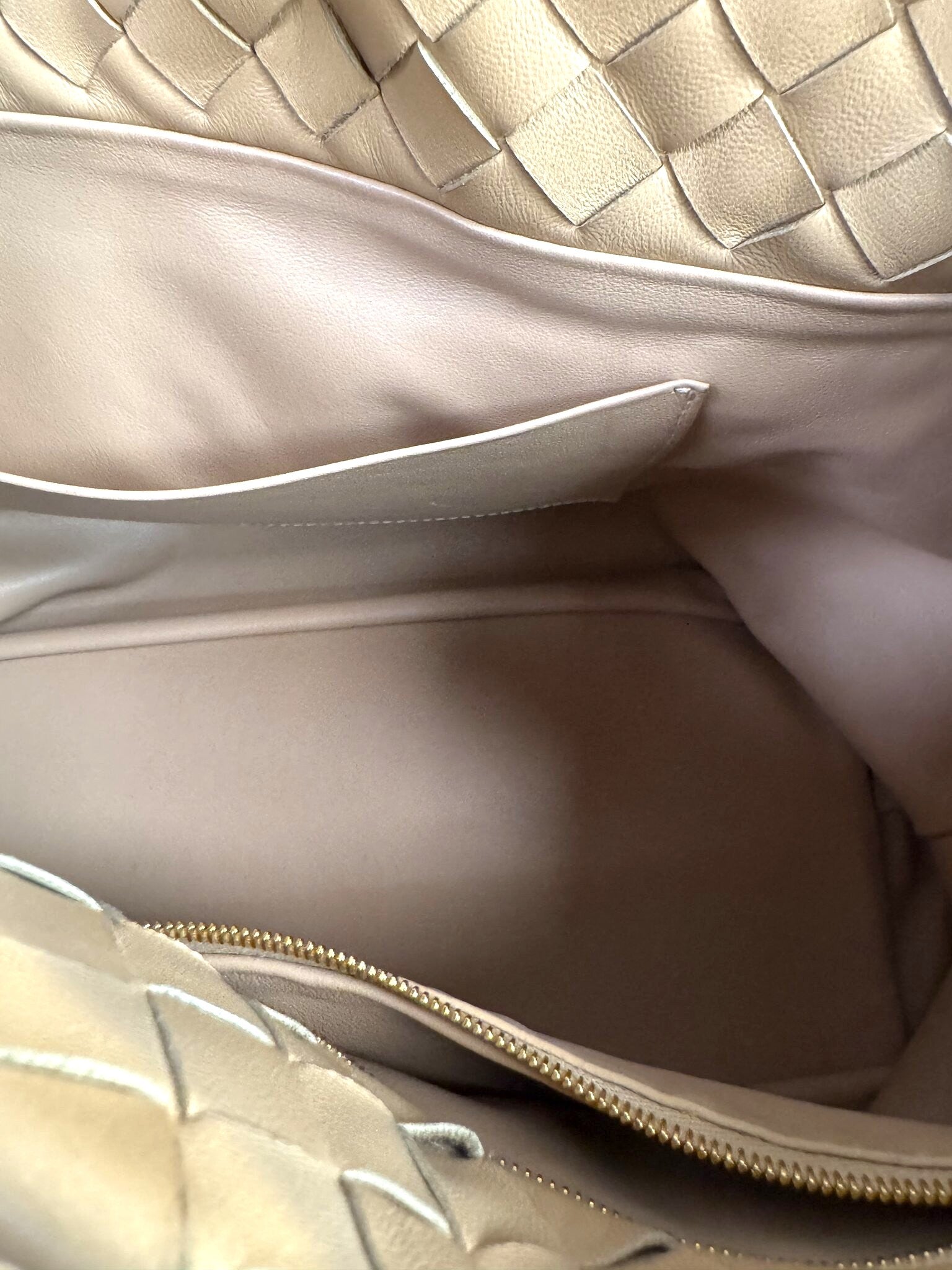 BERLIN VINTAGE CORNER Bottega Veneta beige woven leather handbag interior with smooth lining and gold zipper pocket