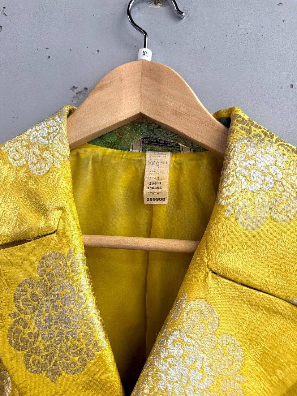BERLIN VINTAGE CORNER yellow brocade jacket with gold and silver floral motifs and notched lapel.
