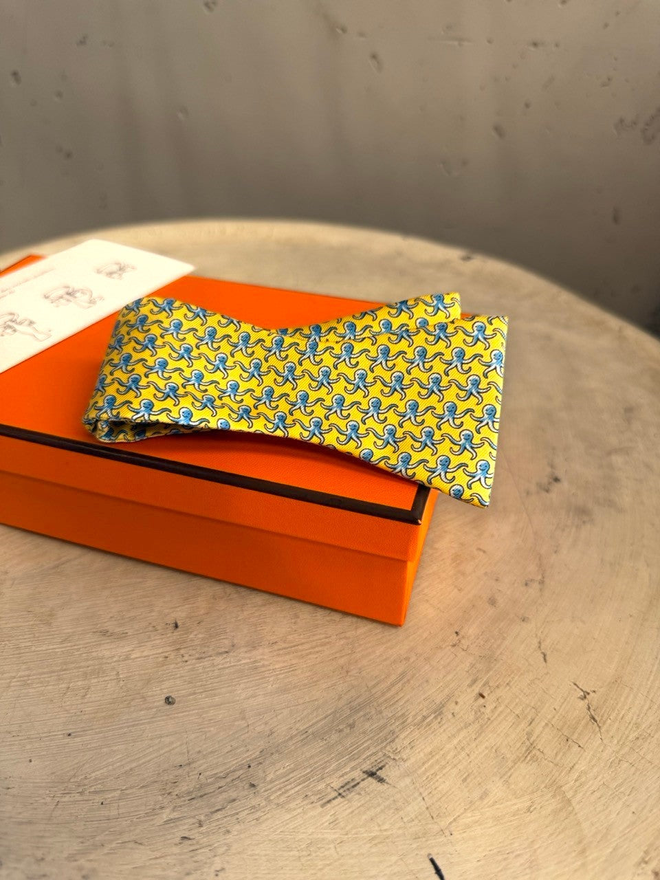 BERLIN VINTAGE CORNER yellow silk bow tie with blue octopus pattern, self-tie style