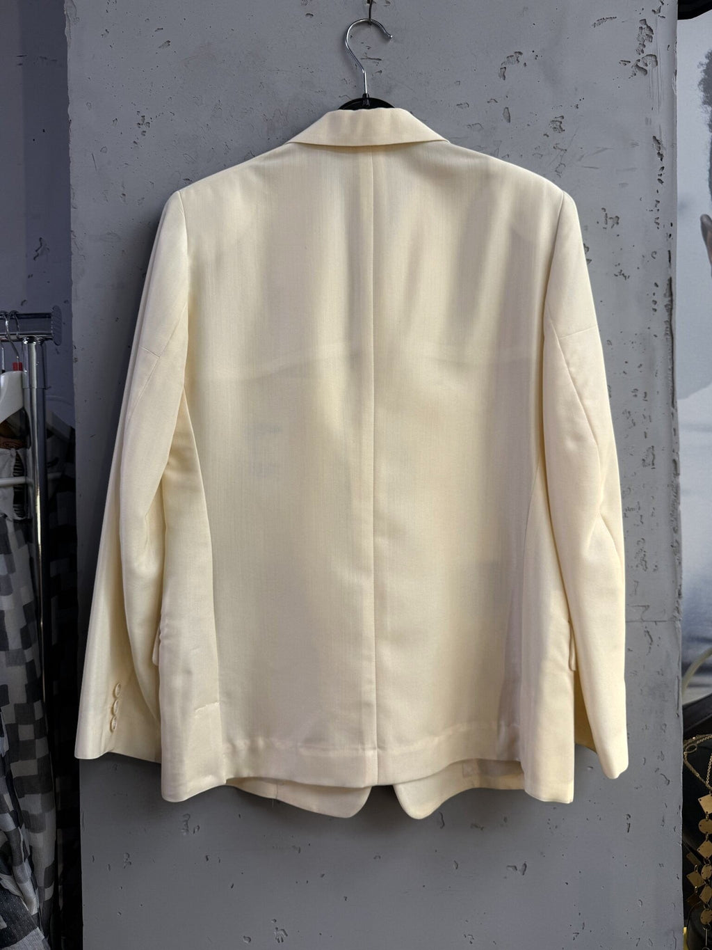Back view of a BERLIN VINTAGE CORNER Yohji Yamamoto cream tailored blazer with structured shoulders and clean lines.