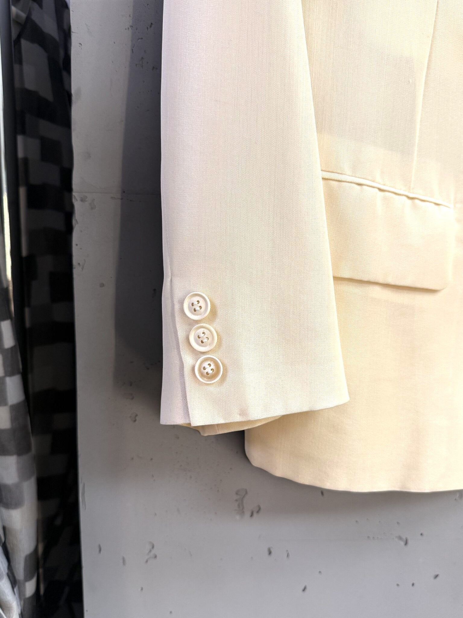 BERLIN VINTAGE CORNER Yohji Yamamoto cream tailored blazer featuring three-button cuffs and a structured flap pocket.