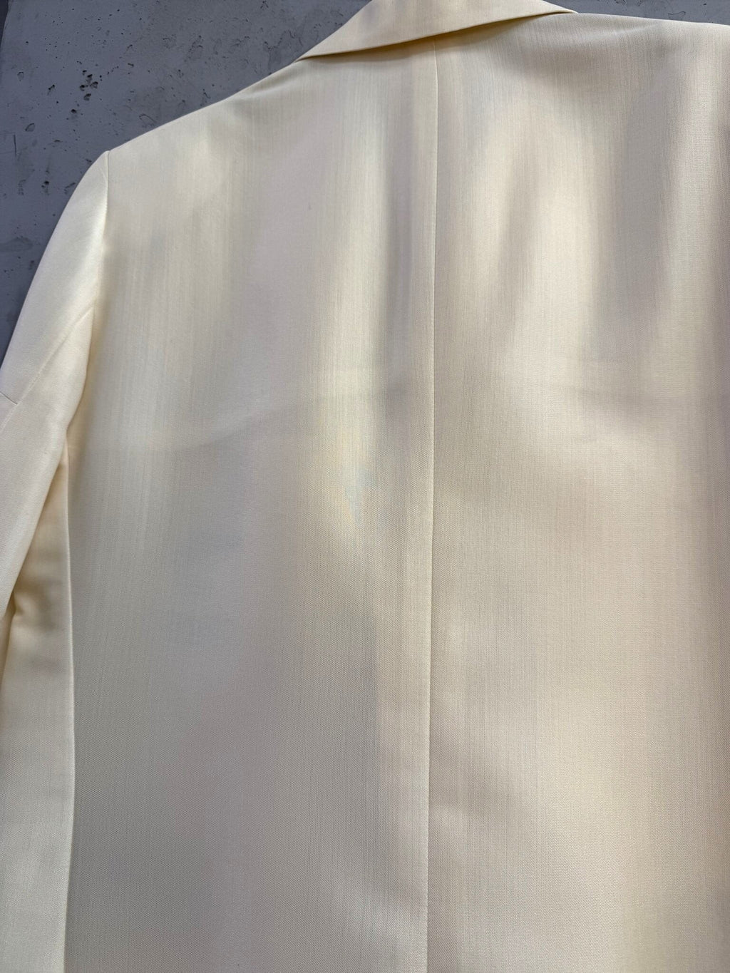 BERLIN VINTAGE CORNER Yohji Yamamoto cream tailored blazer featuring a smooth fabric texture and structured back seam.