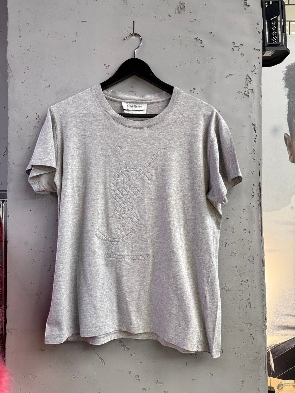 BERLIN VINTAGE CORNER grey cotton blend t-shirt with embossed quilted YSL monogram on chest. Crew neck, short sleeves.