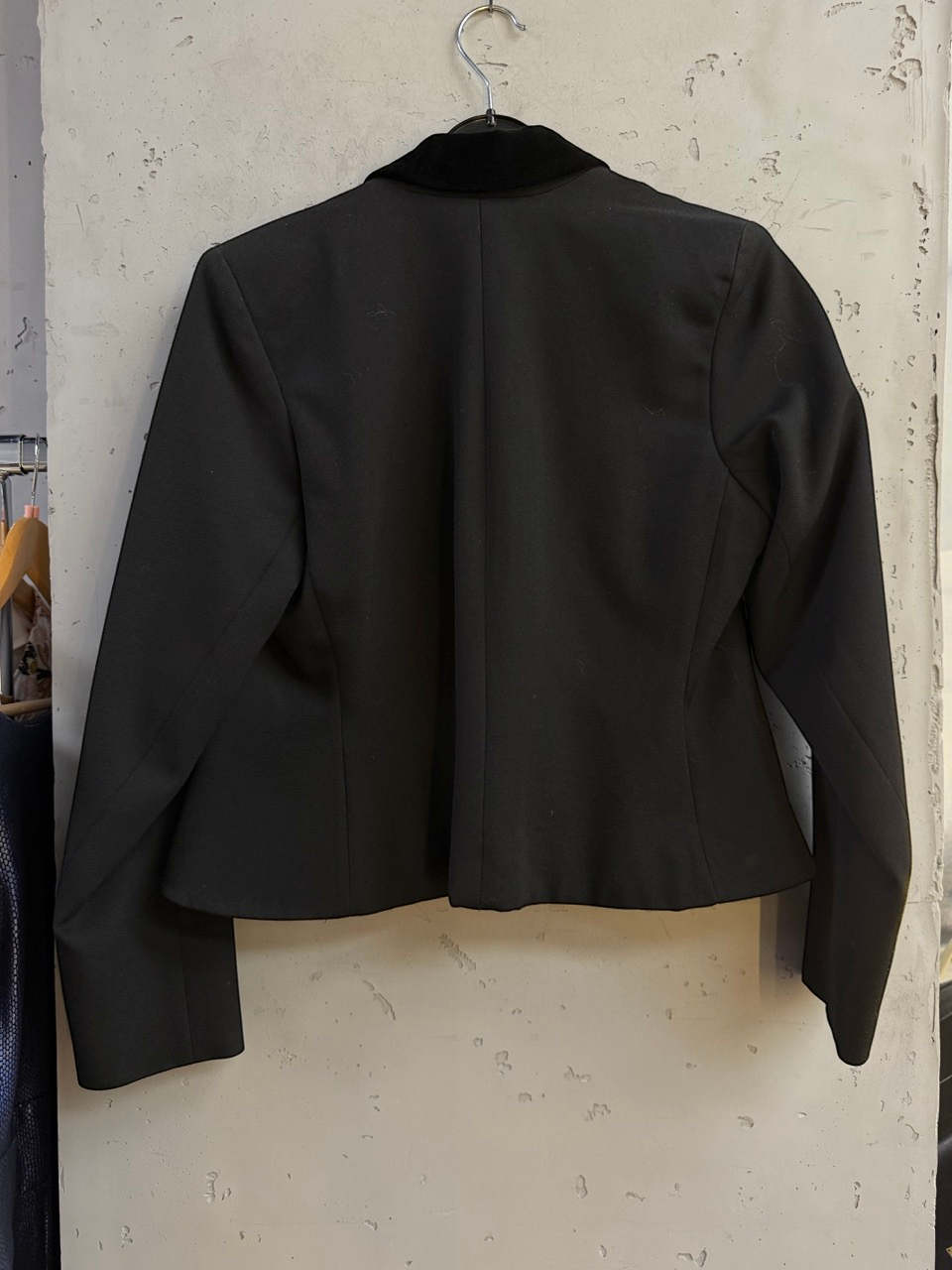 BERLIN VINTAGE CORNER Yves Saint Laurent blazer, broad velvet collar and shoulder line.