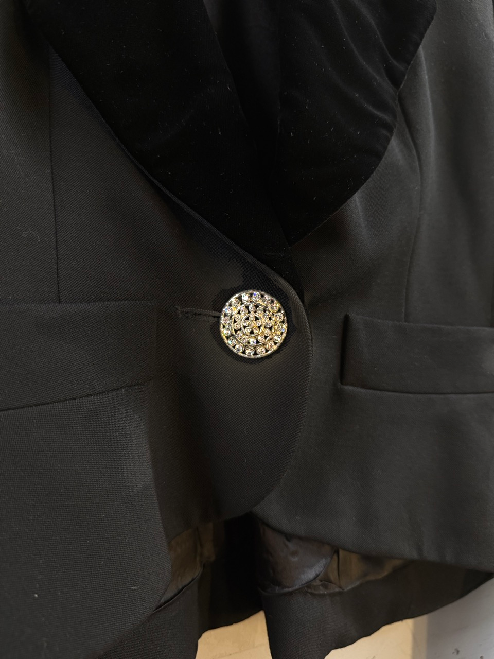 BERLIN VINTAGE CORNER Yves Saint Laurent blazer, flapped welt pocket at the waist.