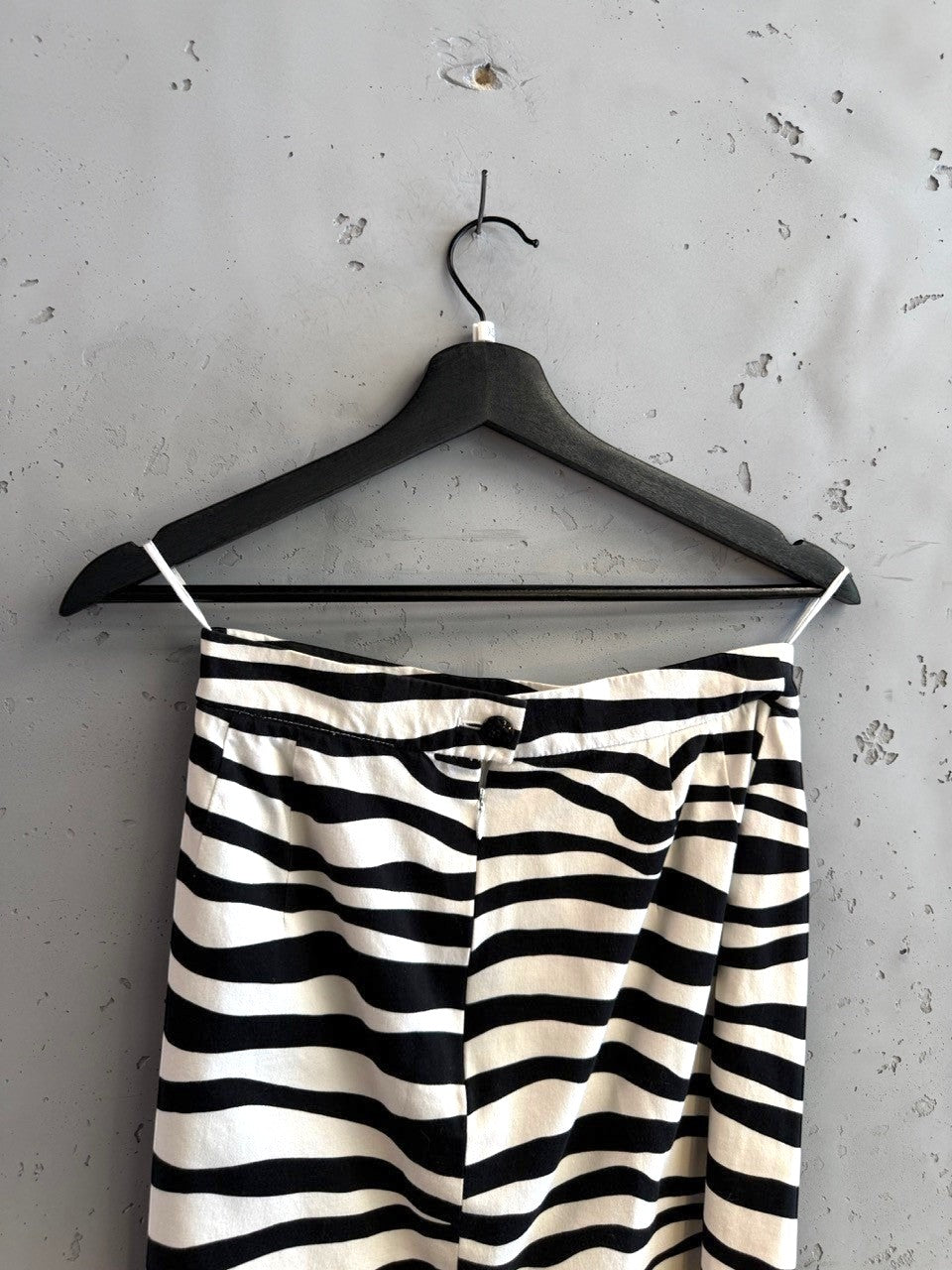 BERLIN VINTAGE CORNER black and white zebra print high-waisted midi skirt with a comfortable waistband.