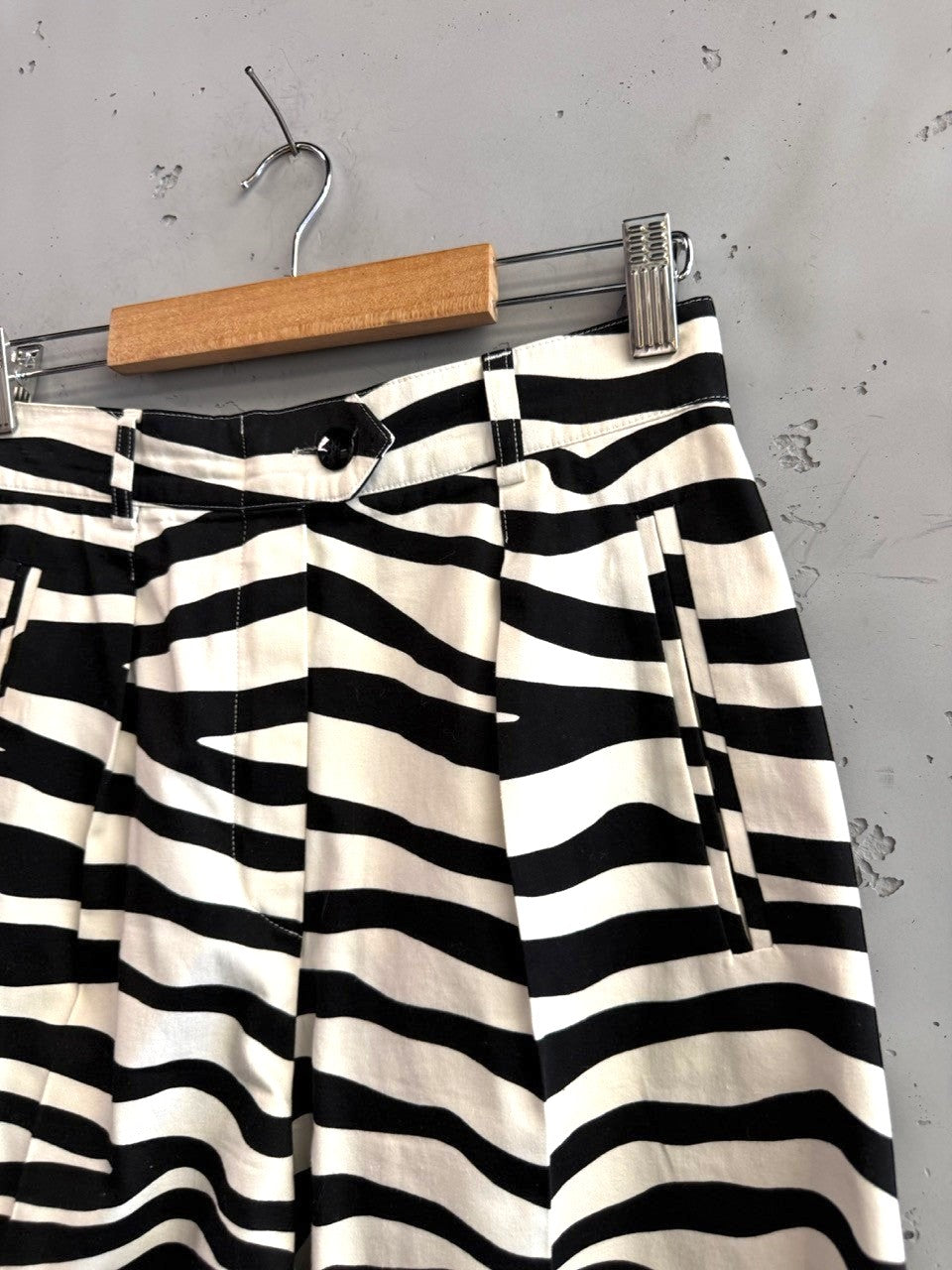BERLIN VINTAGE CORNER black and white zebra print high-waisted pleated shorts with button closure.