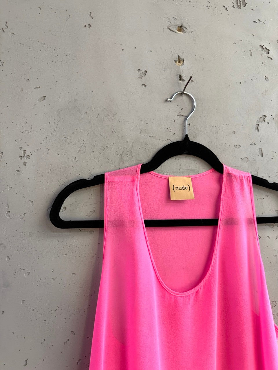 BERLIN VINTAGE CORNER Nude label at the back neck of the pink silk tank
